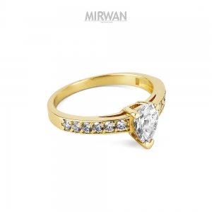 Złoty pierścionek  z oczkiem w kształcie łezki